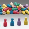 Satz Spielfiguren aus RE-Wood, farbig sortiert, 24 mm, 60 Stück