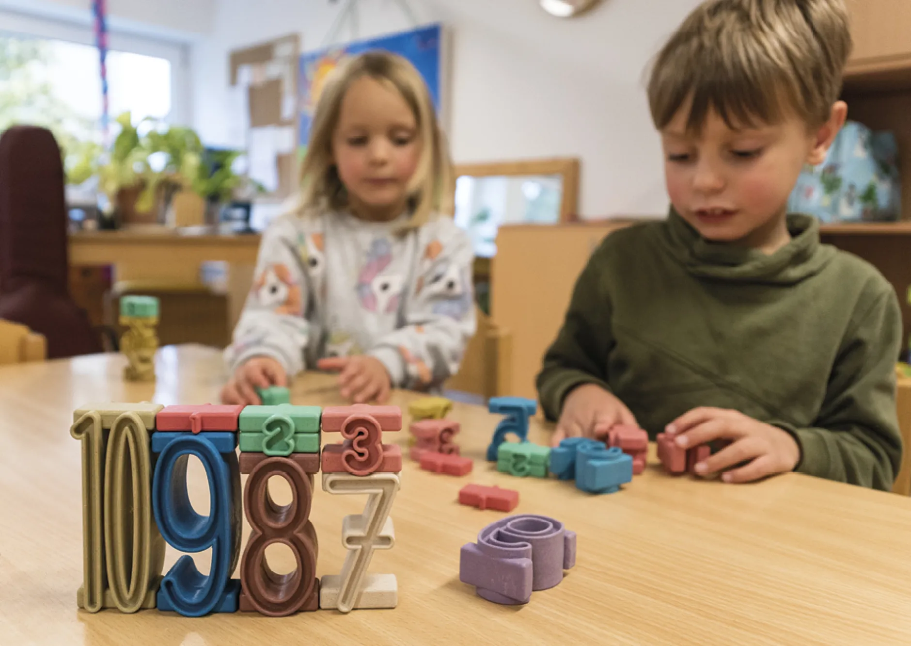 Stapel-Zahlen "Zahl-auf-Zahl", 34-tlg., "Montessori-Farben" "Montessori Premium"